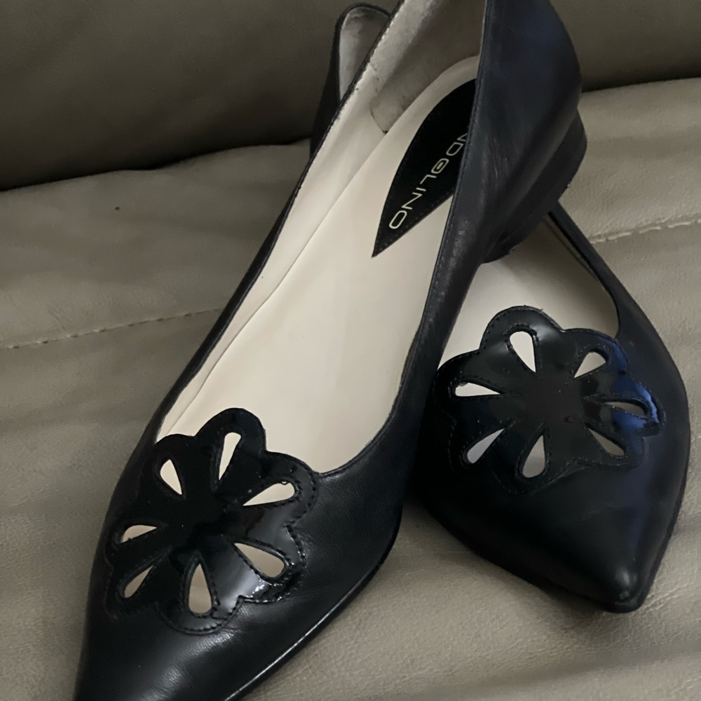 Ladies Bandolini black flats with dressy cutout design. Sz.7 .5M